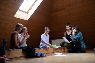 Museli jsme se před divokými dětmi na motorkách uchýlit do druhé, méně atraktivní, herničky