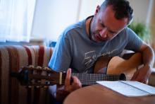 Schválně, kdo si všimne, co je na Tomaszově držení kytary nevšedního