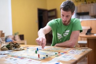 Tomovi sice hráčská krev v žilách  nekoluje, o to více tedy překvapilo, že Théby (polsky Teby) již na druhý pokus s přehledem vyhrál