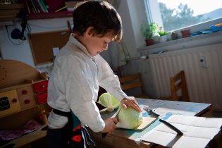 Ráďův pop-up kuchyňský koutek (povšimněte si sofistikovaného kartonového držáku na nože)