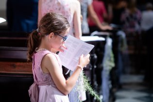 Verunka se zuby nehty snaží držet krok s předkoncilním obřadem v latině