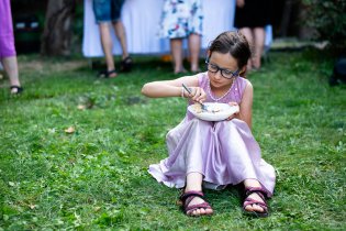 Spokojená Verunka se svou třetí porcí guláše