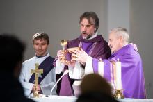 Ten pán o hlavu vyšší než všichni ostatní je P. Herold a přijel nás duchovně obnovit