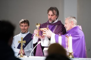 Ten pán o hlavu vyšší než všichni ostatní je P. Herold a přijel nás duchovně obnovit