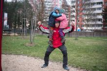 Nainstalovali nám na hřiště nové posilovací prvky