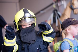 Až jednou dorostu do téhle uniformy, stanu se hasičem