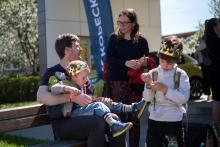 V přítomnosti dvou králů čekáme před kulturním domem na dva tanečníky