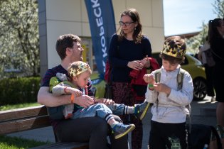 V přítomnosti dvou králů čekáme před kulturním domem na dva tanečníky