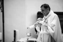 Odvážný pan farář si zapůjčil čerstvě pokřtěného Vítečka k modlitbě Otčenáš