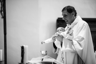 Odvážný pan farář si zapůjčil čerstvě pokřtěného Vítečka k modlitbě Otčenáš