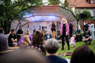 Abychom my mohli vyrazit na Ženfest: tady právě Beata Háblová  neohroženě slamuje v technické pauze vzniklé výpadkem elektrického proudu