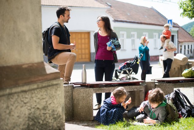 Před kostelem, za kostelem, každý musí stát (nebo třeba ležet)