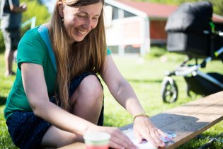 To by nebyla školková oslava, aby si cestu k dárku nemusela oslavenkyně sama vyluštit