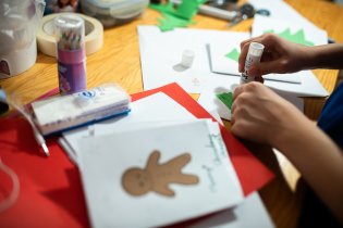 Výroba přáníček na adventní jarmark zahájena