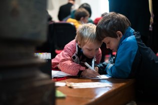 Vzácná chvíle společného malování