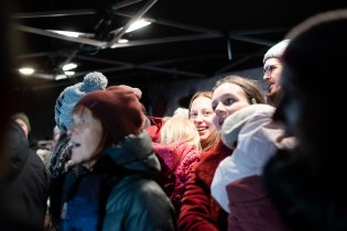 Když je nás na pódiu tolik můžu si dovolit při zpívání i chvíli fotit