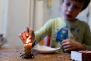 Zapaluje se svíčka sirkou, nebo sirka svíčkou?