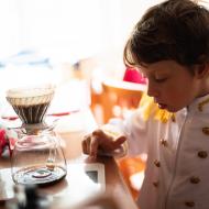 Odborník na překapávanou kávu ve svém livreji