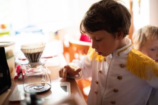 Odborník na překapávanou kávu ve svém livreji