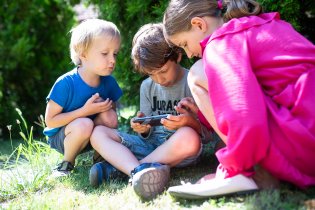 Děti na farních kavárnách už tradčně nacházíme schované pod keřem, s mobilem jednoho z rodičů v ruce
