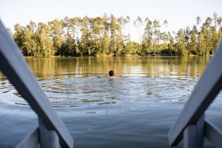 Recept na parádní osvěžení: cestou po D1 zastavit na odpočívadle, auto tam nechat, ujít slabé dva kiláčky k rybníku a využít schůdky instalované místními chataři