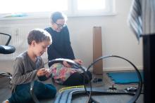 Ovládání autodráhy tak, aby autíčko v zatáčce nevyletěo, není tak snadné, jak se zdá