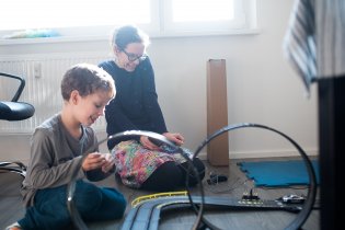 Ovládání autodráhy tak, aby autíčko v zatáčce nevyletěo, není tak snadné, jak se zdá