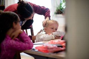 Viki už jen rezignovaně čeká, jestli mu maminka ostříhá jen vlásky, nebo i kus ucha