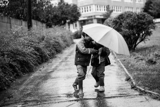 Maminko, podívej, ten deštník má čtyři nožičky!