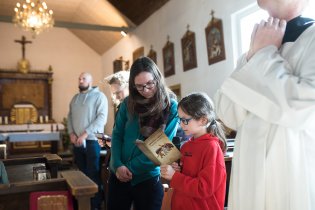 Verča se zapojila do čtení křížové cesty, a zrovna vychytala spoustu dlouhých cizích neznámých slov