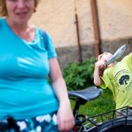 Zatímco Hanka s námi sdílí zážitky z cyklodovolené, v pozadí, téměř nezpozorováno, probíhá harakiri gumovou šavlí