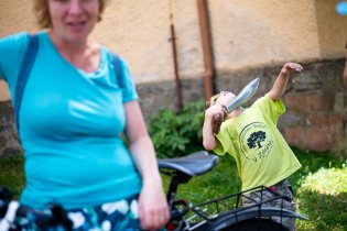 Zatímco Hanka s námi sdílí zážitky z cyklodovolené, v pozadí, téměř nezpozorováno, probíhá harakiri gumovou šavlí
