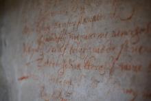 Tuto omítku bylo třeba fotit velmi opatrně, je totiž, stejně jako nápisy na ní, stará a vzácná