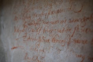 Tuto omítku bylo třeba fotit velmi opatrně, je totiž, stejně jako nápisy na ní, stará a vzácná