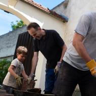 Ráďa mezitím na farní brigádě makal jako pořádný chlap