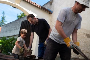 Ráďa mezitím na farní brigádě makal jako pořádný chlap