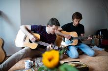 Na každé hrací fotce s Adamem to Tomovi sluší (ehm, vlastně hraje) o trochu líp