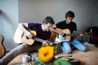 Na každé hrací fotce s Adamem to Tomovi sluší (ehm, vlastně hraje) o trochu líp