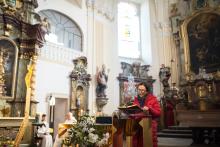 Na mši svaté nás ihned zapojili