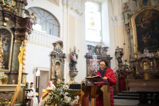 Na mši svaté nás ihned zapojili