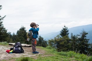 Ráďa se dívá od Vřesové studánky na Vozku, odkud se Verunka dívá na Ráďu