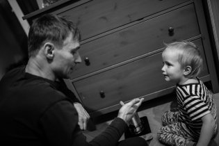 Viki pomáhá Radovanovi s výpočtem správného množství kávy pro 5 a půl osoby