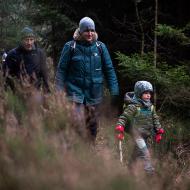 Začíná víkend se starou skautskou partou, kde se tatínkovi říká "Tarzoši" - Viky se ujal role horského vůdce