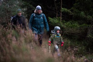 Začíná víkend se starou skautskou partou, kde se tatínkovi říká "Tarzoši" - Viky se ujal role horského vůdce