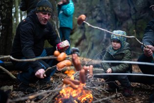 Pod tou skálou, kde špek z buřtů syčí