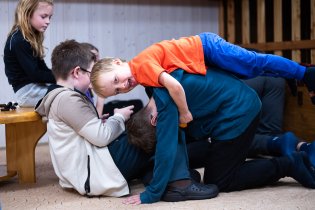 Vikymu stačí pár minut, aby si našel někoho, po kom může vesele skákat