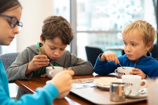 Čekání na žlutý autobus v Liberci - neboj Viky, horké čokolády máš stejně jako ostatní