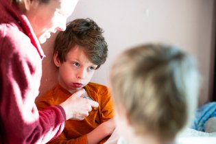 Má ten kluk zápal plic, nebo nemá? (Díky Bohu neměl. Jen drsnou chřipku.)