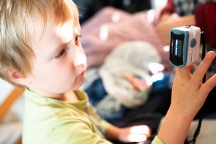 Viki si pro jistotu také zkontroloval svou saturaci 02