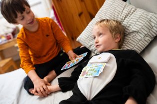 Ke hraní karet slouží Ra a Vi speciální stoleček